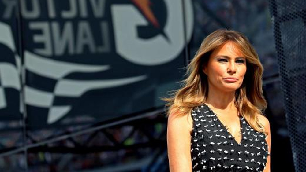 আমেরিকার ম্যানহাটন শহরে মেলানিয়ার থাকা ব্যবস্থা করে দেন পাওলো। এরপর ১৯৯৬ সালে ‘ম্যাক্স’, ‘জি কিউ’-এর মতো ফ্যাশন পত্রিকায় মডেলিং করেছেন তিনি। জি কিউ-এর প্রচ্ছদে হিরের গয়নার জন্য ন্যুড মডেলিং-ও করেছিলেন তিনি।