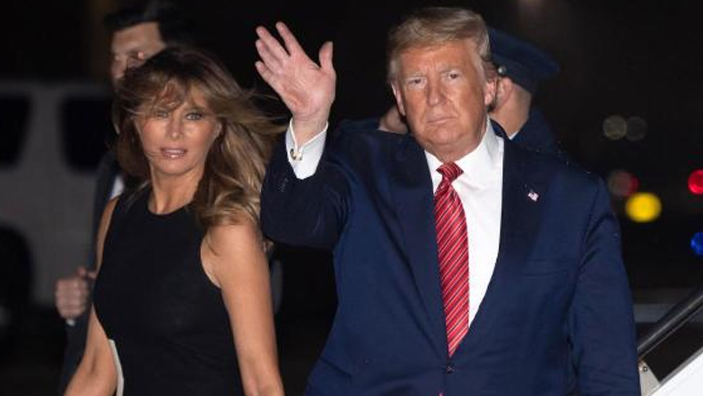 ১৯৯৮ সালে মেলানিয়ার সঙ্গে আলাপ হয়েছিল তৎকালীন রিয়েল এস্টেট শিল্পপতি ডোনাল্ড ট্রাম্পের। তখনও দ্বিতীয় স্ত্রী মার্লা মেপলস-এর সঙ্গে বিবাহবিচ্ছেদ হয়নি ট্রাম্পের।