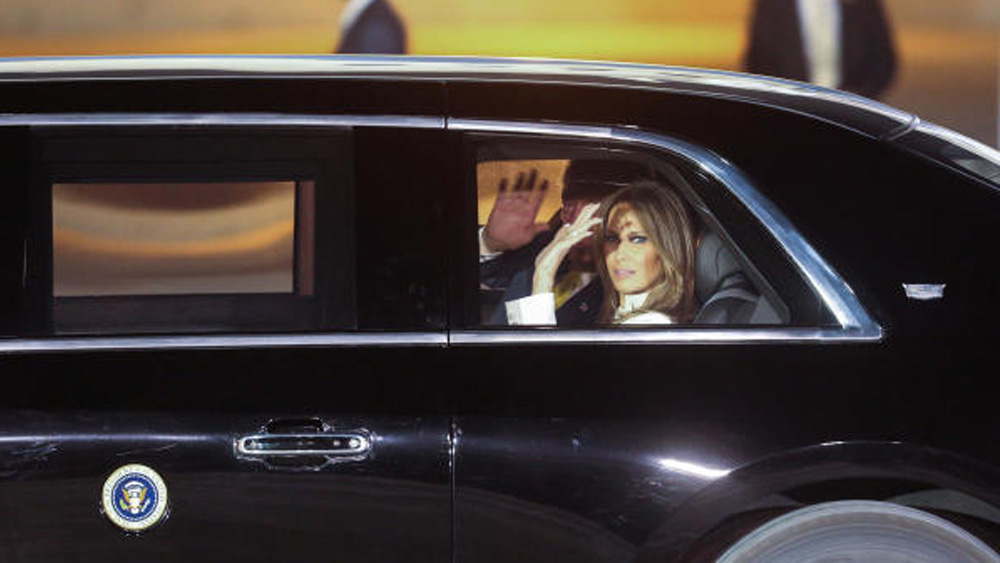 ২০১৭ সালের জানুয়ারিতে মার্কিন ফার্স্ট লেডি হওয়ার পরেও মেলানিয়া থাকতেন ম্যানহাটনের ট্রাম্প টাওয়ারে। কারণ তাঁর ছেলে ব্যারনের স্কুলের শিক্ষাবর্ষের মাঝপথে তিনি ঠিকানা বদলাতে চাননি। ছ’মাস পরে, সে বছরের জুন থেকে তিনি বসবাস শুরু করেন হোয়াইট হাউসে।