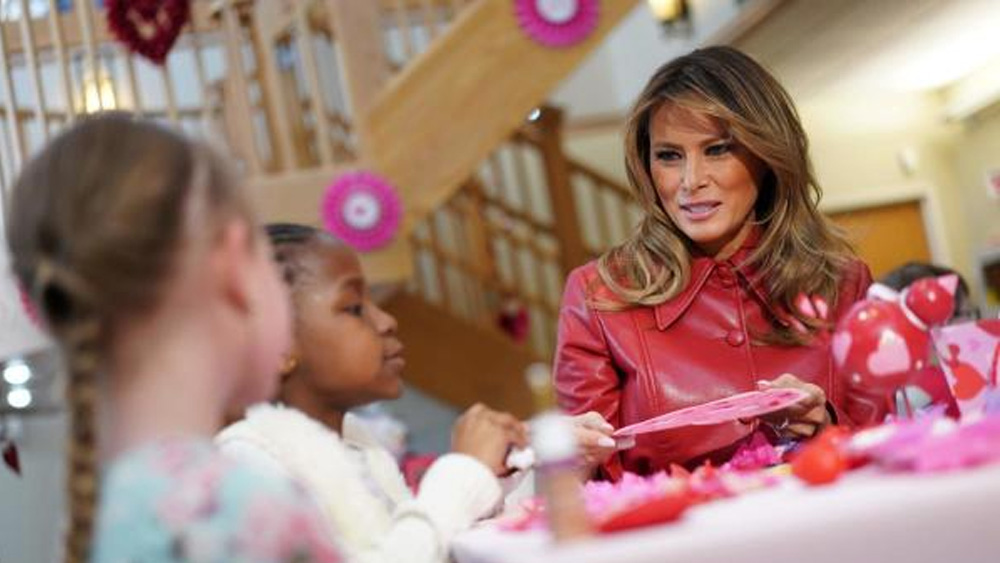 শরণার্থী সমস্যার বিরুদ্ধে বারবার সরব হয়েছেন মেলানিয়া। ট্রাম্প প্রশাসনের জিরো টলারেন্স ইমিগ্রেশন পলিসির প্রেক্ষিতে মেলানিয়া বলেছেন, শরণার্থী শিশুদের তাদের মায়ের কাছ থেকে বিচ্ছিন্ন করে দেওয়াকে তিনি সহ্য করতে পারেন না। তাই শরণার্থী সমস্যার স্থায়ী ও সুষ্ঠু সমাধান প্রয়োজন।