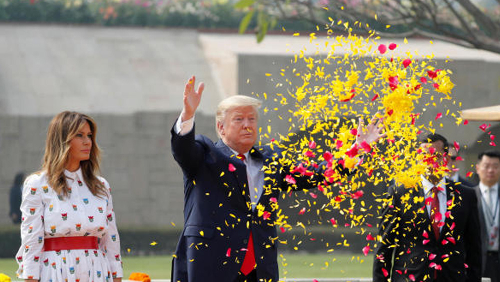 ‘ইন স্টাইল ম্যাগাজিন’, ‘নিউ ইয়র্ক’, ‘অ্যাভিনিউ’, ‘ফিলাডেলফিয়া স্টাইল’, ‘ভ্যানিটি ফেয়ার’, ‘ভোগ’-সহ নামী ফ্যাশন পত্রিকায় মডেলিং করেছেন মেলানিয়া। ছিল নিজস্ব অলঙ্কার ও প্রসাধনীর ব্যবসাও। তবে এখন তাঁর পরিচয় শুধুই ‘আমেরিকান ফার্স্ট লেডি’। তারপরেও সারা বিশ্বের কাছে তিনি অন্যতম ফ্যাশন আইকন।