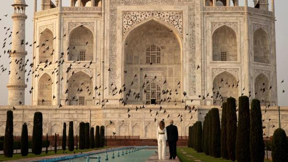 ইংরেজির পাশাপাশি স্লোভেনিয়ান, সার্বো ক্রোয়েশিয়ান, ফরাসি এবং জার্মান ভাষায় স্বচ্ছন্দ মেলানিয়া। ট্রাম্পের আগের দু’টি বিয়ের সন্তানদের সঙ্গেও তাঁর সম্পর্ক ভাল।
(ছবি: এপি, এএফপি, পিটিআই ও রয়টার্স)