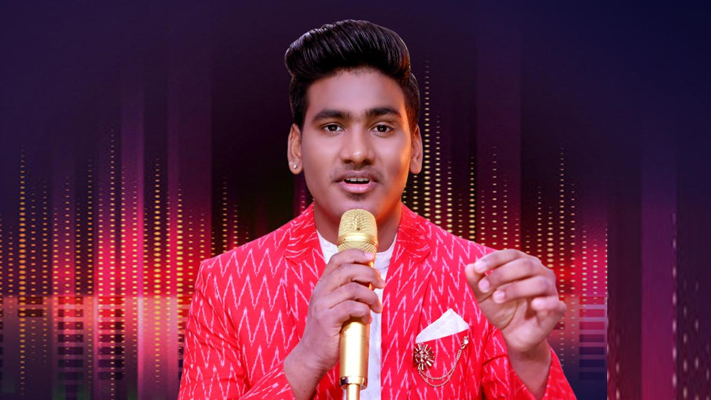 সানি হিন্দুস্তানি—এত দিনে তাঁর নাম জেনে গিয়েছে সারা ভারত। গত রবিবারই ‘ইন্ডিয়ান আইডল’-এর মঞ্চ থেকে সেরার শিরোপা জিতে বাড়ি গিয়েছে সে। সঙ্গে পঁচিশ লাখ টাকার চেক। গাড়ি এবং টি-সিরিজের সঙ্গে গান গাওয়ার এক বছরের চুক্তি!