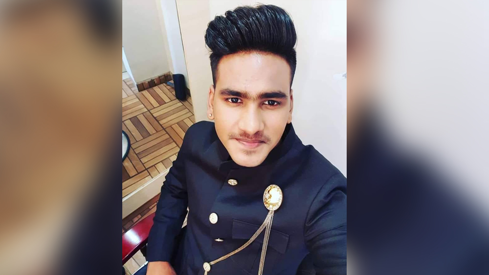 আচমকাই বাবা মারা যান। একরত্তি সানিকে নিয়ে তখন হিমশিম খাচ্ছেন তাঁর মা সোমা দেবী। পেটের দায়ে বেলুন বিক্রি শুরু করেন তিনি। তাতেও সংসারের হাল ফেরে না। বাবা বাজারে রেখে গিয়েছেন আড়াই লাখ টাকা দেনা। দাঁড়াতেই হবে মায়ের পাশে। ছোট্ট সানির হারমোনিয়াম বাজানো হাত তুলে নেয় বুট পালিশের সরঞ্জাম। তার নতুন আস্তানা হয় ভাতিন্ডার বাসস্ট্যান্ড।