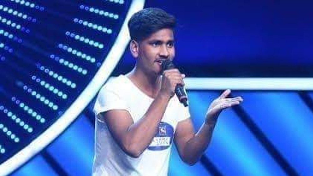 স্বপ্ন দেখা ছাড়েনি সে। সারা দিন খেটে রাত্রিবেলা বাড়ি ফিরে সানির হাতে বাজতে থাকত সা-রে-গা-মা। ক্লান্ত গলায় সে গান ধরত। কখনও নুসরত ফতেহ আলি আবার কখনও বা রাহাত ফতেহ আলি...এমনি করেই এক দিন ‘ইন্ডিয়ান আইডল’-এর মঞ্চে আসে ছেলেটি। চোখে একরাশ স্বপ্ন। নিজেকে প্রমাণ করার তাগিদ। সেই রিয়্যালিটি শো-র মঞ্চে তার প্রথম গাওয়া গান ‘আফরিন’।