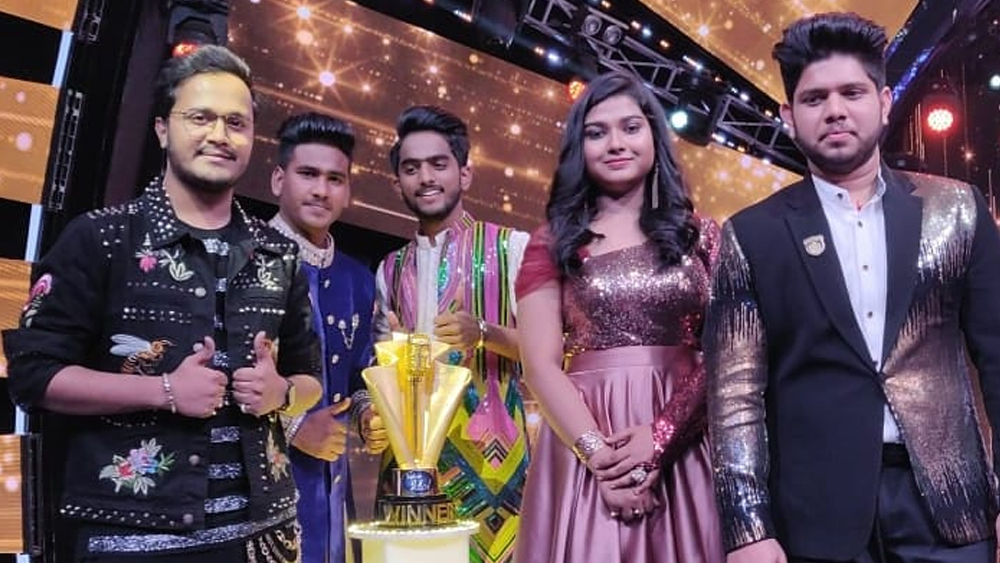 অবশেষে এল ফাইনালের রাত। বাকি দুই প্রতিযোগী রোহিত রাউত এবং পশ্চিমবঙ্গের অঙ্কনা মুখোপাধ্যায়ও জোর টক্কর দিয়ে যাচ্ছে।