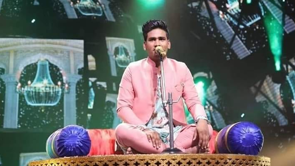 সানি গেয়ে উঠলেন, ‘মেরে রসকে কোমর’...বিচারকরা হতবাক। আয়ুষ্মান খুরানাও বিস্মিত। আয়ুষ্মান বললেন, “আমরা অভিনেতারা খুব সেলফ অবসেসড। ভাবি আমরাই বুঝি স্ট্রাগল করি।” তাঁর চোখও কি চিকচিক করে উঠল?