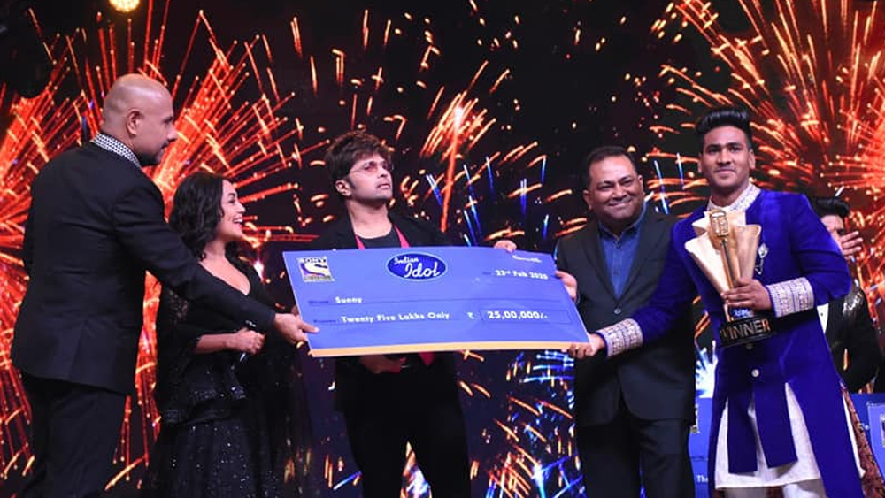 অবশেষে এল সেই মাহেন্দ্রক্ষণ। বিজয়ীর নাম ঘোষণার পালা। ঘোষক বললেন, “ইন্ডিয়ান আইডল ১১’-র বিজেতা সানি... হিন্দুস্থানি...।”আনন্দে চিৎকার করে উঠলেন দর্শকেরা। সানি কাঁদছেন।