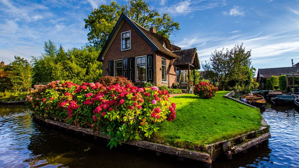 যদি ভাবেন, এর প্রাকৃতিক সৌন্দর্যের জন্য পর্যটকেরা এই গ্রামে বারবার ছুটে আসেন, তাহলে কিছুটা ভুল ভাবছেন। আসলে এই গ্রামে এমন এক বিশেষত্ব রয়েছে, যা বিশ্বের অন্য কোনও গ্রামে নেই।