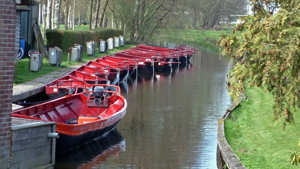 এই গ্রামে যাতায়াতের জন্য কোনও সড়কপথ নেই। সড়ক নেই, তাই কোনও গাড়ি নেই। আর গাড়ি নেই তাই গ্রামে হর্নের কোনও কোলাহলও নেই। সারাদিনই শান্ত থাকে প্রকৃতি।