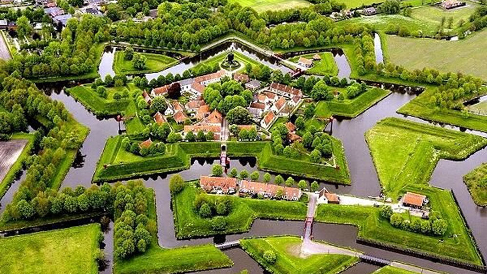 যাতায়াতের যদি রাস্তাই না থাকে, তাহলে গ্রামের মানুষেরা যাতায়াত করেন কী ভাবে? সবটাই হয় জলপথে। গ্রামের প্রান্তে প্রান্তে পৌঁছে গিয়েছে জলপথ।