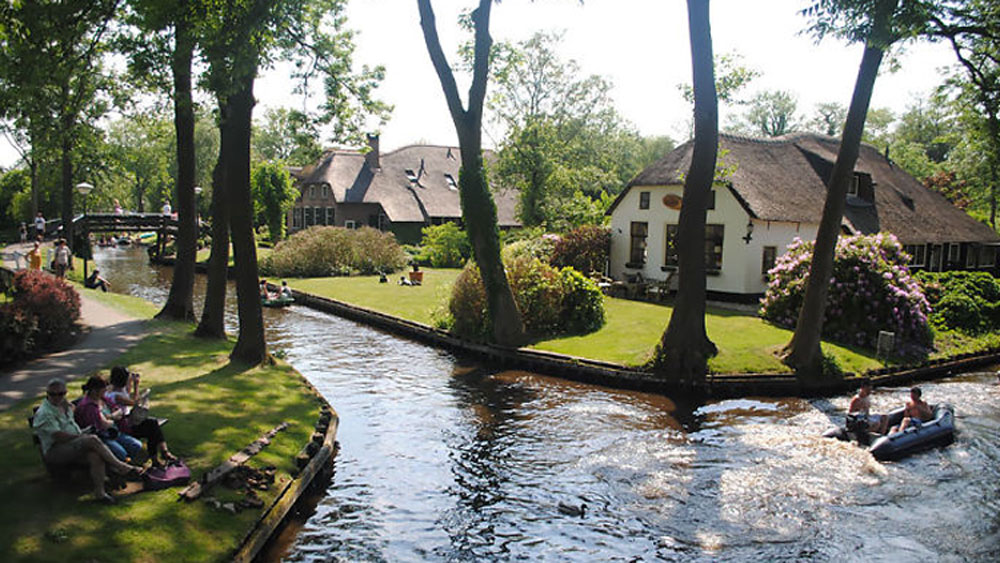 এই বিশেষত্বই গ্রামটাকে অনন্য করে তুলেছে। এই গ্রামে সবচেয়ে জোরে যে শব্দ শোনা যায়, তা হয়তো কোনও হাঁসের ডাক বা অন্য কোনও পাখির ডাক।