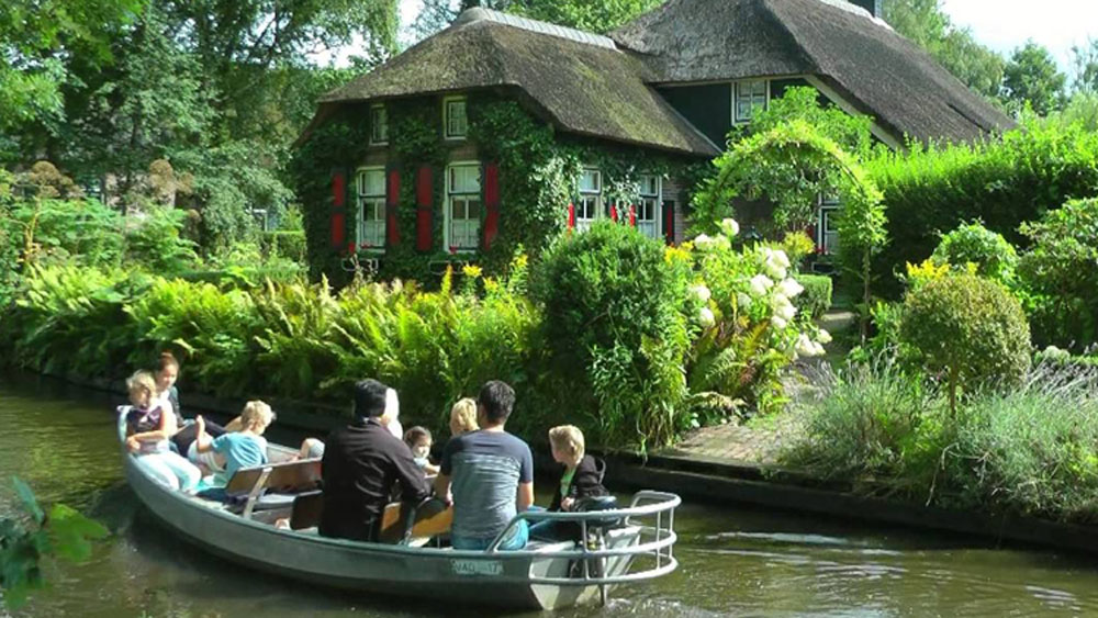 কেন এই গ্রামে কোনও রাস্তা নেই? এই গ্রামকে নেদারল্যান্ডস-এর ভেনিসও বলা হয়। ১২৩০ সালে এই ম্যাজিকাল গ্রামের প্রতিষ্ঠা হয়।