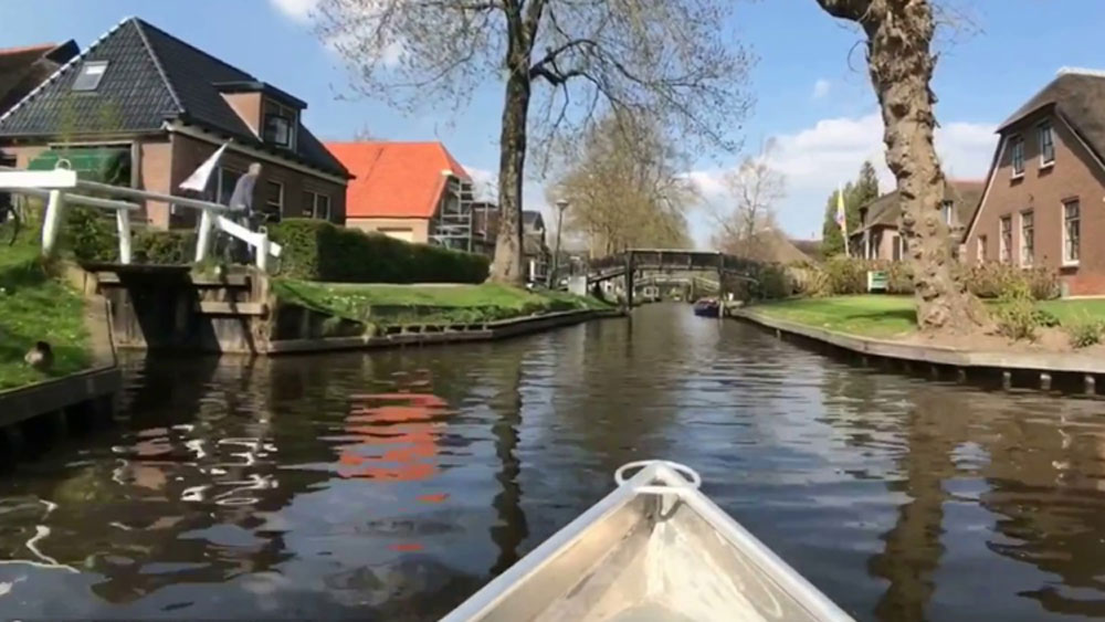 বছরের পর বছর ধরে সেগুলি খুঁড়ে বার করার ফলে গ্রামের বিভিন্ন জায়গায় ছোটখাটো হ্রদ তৈরি হয়। সেগুলোকেই জুড়ে জুড়ে ক্যানাল রোড তৈরি হয়েছে।