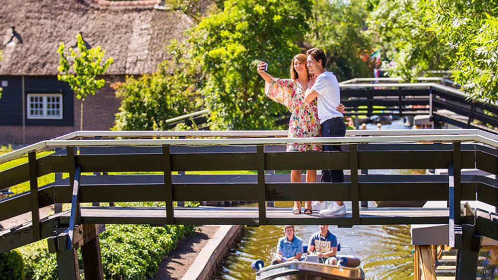 গ্রামের বিভিন্ন দিক থেকে এই ক্যানাল বা খাল চলে যাওযায় গ্রামটাও ছোট ছোট দ্বীপে পরিণত হয়েছে। সেই দ্বীপগুলোর মধ্যে যোগসূত্র তৈরি করেছে ১৫০টিরও বেশি সেতু।