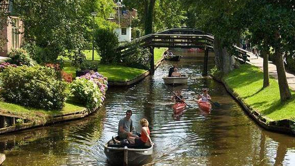 গ্রামটা বিশ্বের নজরে আসে ১৯৫৮ সালে। ডাচ ফিল্মমেকার বার্ট হান্সট্রা  তাঁর কমেডি ফিল্ম ‘ফ্যানফেয়ার’-এর শুটিং এই গ্রামে করার পর।