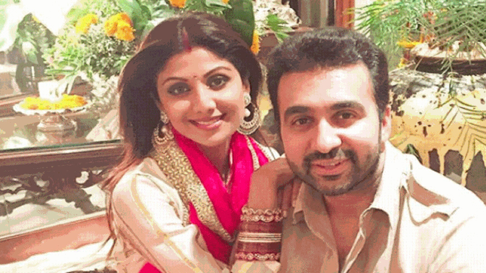 মেয়ের নাম শিল্পা রেখেছেন সমিশা শেট্টি কুন্দ্রা। সোশ্যাল মিডিয়ার পোস্টে ‘সমিশা’ শব্দের অর্থও বিশদে জানিয়েছেন শিল্পা। লিখেছেন, সংস্কৃতে ‘সা’ কথার অর্থ কিছু পাওয়া। এবং ‘মিশা’ একটি রুশ শব্দ যার অর্থ ‘ভগবানের মতো কেউ’। সমিশা কথার অর্থ ‘ভগবানের মতো কাউকে পাওয়া’।