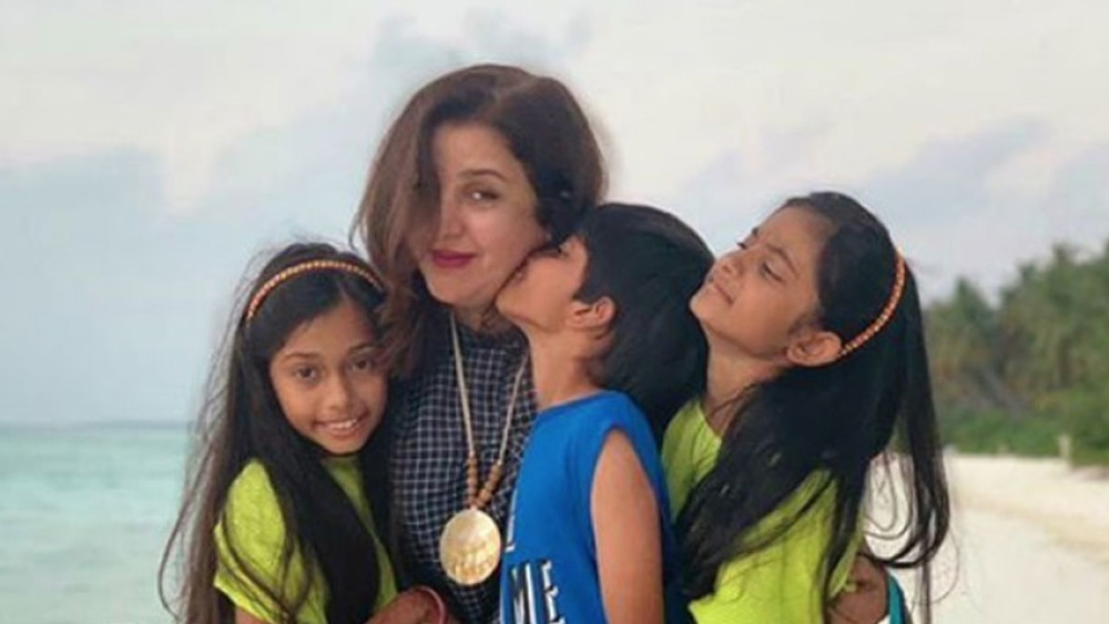 কোরিয়োগ্রাফার ফারাহ খান এবং তাঁর স্বামী পরিচালক শিরিষ কুন্দর বিয়ের পরে দু’বছর চেষ্টা করেছিলেন সন্তানলাভের। কিন্তু সফল হননি। এরপর ২০০৮ সালে সারোগেসির মাধ্যমে মা হন ফারাহ। জন্ম দেন ট্রিপলেটের। তাঁর দুই মেয়ের নাম দিভা, অন্যা এবং ছেলের নাম জার।