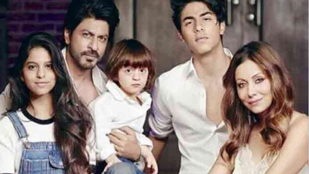 ২০১৩ সালে সারোগেসির সাহায্যে তৃতীয়বার বাবা হন শাহরুখ খান। জন্ম নেয় তাঁর এবং স্ত্রী গৌরীর তৃতীয় সন্তান। সদ্যোজাত পুত্রের নাম রাখা হয় আব্রাম। এখন সোশ্যাল মিডিয়ায় জনপ্রিয়তায় দাদা আরিয়ান এবং দিদি সুহানাকেও ছাপিয়ে গিয়েছে খুদে আব্রাম।