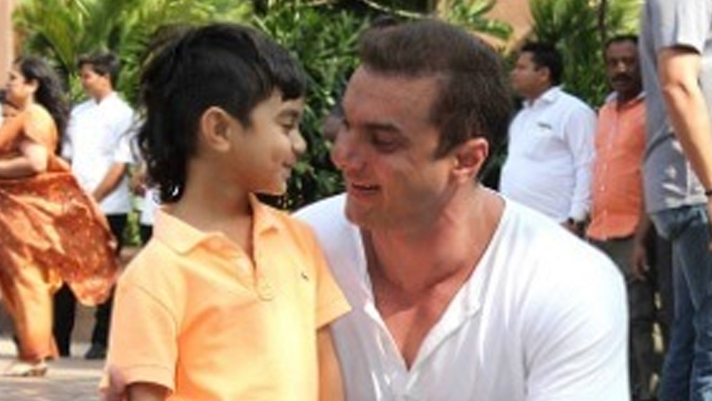 ২০১৪ সালে সারোগেসির সাহায্যে জন্ম নেয় সোহেল খান এবং তাঁর স্ত্রী সীমার দ্বিতীয় পুত্র। নাম রাখা হয় ইয়োহান।