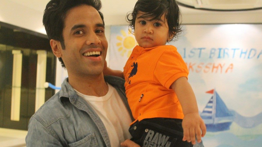 অভিনেতা তুষার কপূরও ২০১৮-এ সারোগেসির সাহায্যে পুত্রসন্তানের বাবা হন। ছেলের নাম রেখেছেন লক্ষ্য।