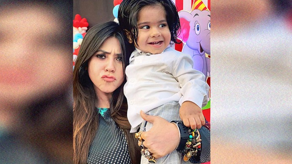 জিতেন্দ্র-পুত্রর মতো তাঁর কন্যাও সন্তান লাভ করেছেন সারোগেসিতেই। ২০১৯-এর জানুয়ারি মাসে তিনি পুত্রসন্তানের মা হয়েছেন। ছেলের নাম রেখেছেন রাভি।