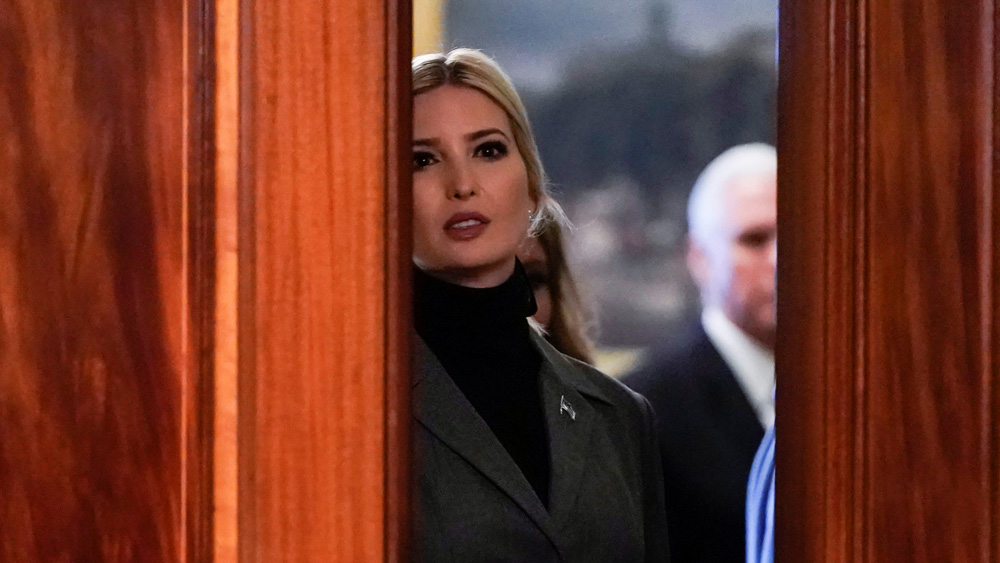 ১৯৯২ সালে প্রথম স্ত্রী ইভানাকে ডিভোর্স করেন ট্রাম্প। তখন ইভাঙ্কার বয়স ১১ বছর। দুই ভাই ডোনাল্ড জুনিয়র এবং এরিকের সঙ্গে ইভাঙ্কা বড় হন মায়ের কাছে। তবে ডোনাল্ড ট্রাম্প এবং বৈমাত্রেয় ভাই-বোন টিফানি ও ব্যারনের সঙ্গেও ইভাঙ্কার সম্পর্ক ভাল।