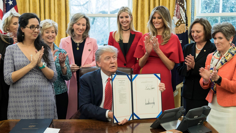 নির্বাচনী প্রচার থেকে প্রেসিডেন্ট হওয়ার পর প্রথম কয়েক মাস। ডোনাল্ড ট্রাম্পের পাশে বেশি দেখা যেত ইভাঙ্কাকেই। তুলনায় অনেকটাই কম থাকতেন ট্রাম্পের তৃতীয় তথা বর্তমান স্ত্রী মেলানিয়া। সময়ের সঙ্গে সঙ্গে অবশ্য পাল্টে যায় ছবিটা। এখন মার্কিন ফার্স্ট লেডির ভূমিকায় সপ্রতিভ মেলানিয়া ট্রাম্পই।