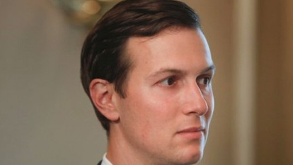 দেশের সব গুরুত্বপূর্ণ গোপনীয় তথ্য জানার ক্ষেত্রে অবাধ ক্ষমতা আর নেই মার্কিন প্রেসিডেন্ট ডোনাল্ড ট্রাম্পের জামাই এবং শীর্ষ উপদেষ্টা জ্যারেড কুশনারের। ২০১৮-র মার্চে এই সিদ্ধান্ত প্রকাশ্যে আসে।