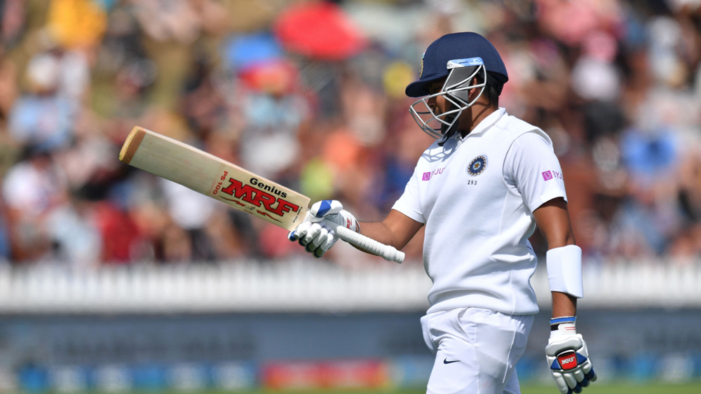 আসলে সিম-সুইং কন্ডিশনে ব্যাটসম্যানদের টেকনিকের দুর্বলতাই ফুটে উঠেছে প্রথম টেস্টে। পৃথ্বী শ যেমন ওপেনারের ভূমিকায় ভরসা দিতে ব্যর্থ। তাঁর ব্যাটিং দেখে নিউজিল্যান্ডের পরিবেশে টেস্ট ক্রিকেটের পক্ষে অচল বলে মনে করছেন অনেকে। রোহিত শর্মার অনুপস্থিতিতে পাওয়া সুযোগ কাজে লাগাতে পারেননি পৃথ্বী।