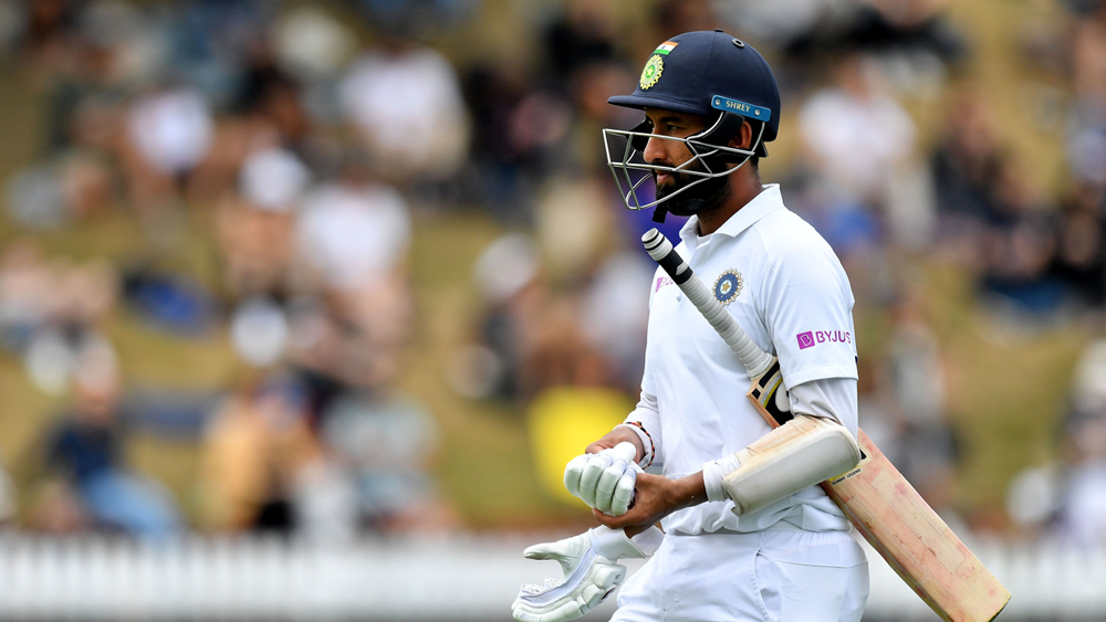 পূজারার সমস্যা আবার অন্য। ভুল শট ছেড়ে দিন, তিনি শটই নিচ্ছেন না। ফলে, বোলাররা ক্রমশ চড়ে বসছে মাথায়। স্কোরবোর্ড সচল রাখা কিন্তু ব্যাটসম্যানেরই দায়িত্ব। যা পালন করতে পারেননি পূজারা. ফলে, উল্টো প্রান্তে থাকা ব্যাটসম্যান চাপে পড়ে যাচ্ছে।