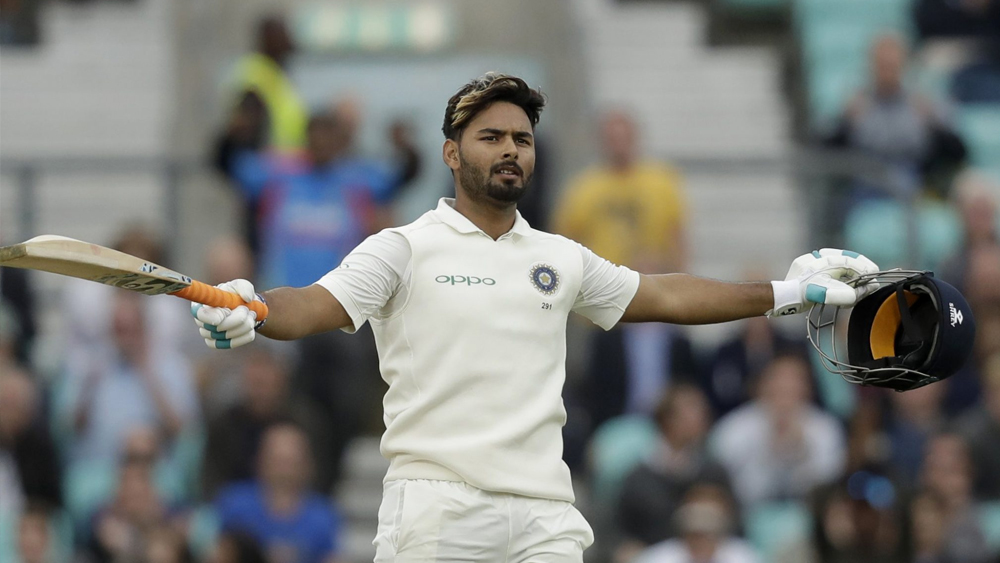 ঋদ্ধিমান সাহার জায়গায় প্রথম এগারোয় উইকেটকিপার হিসেবে ওয়েলিংটনে এসেছিলেন ঋষভ পন্থ। ব্যাটিং দক্ষতায় তিনি এগিয়ে, এটাই ছিল যুক্তি। দুই ইনিংসেই সুযোগ ছিল ঋষভের সামনে। কিন্তু সেই সুযোগ কাজে লাগাতে পারেননি তিনি। অবশ্য প্রথম ইনিংসে রান আউট হতে হয়েছিল তাঁকে।