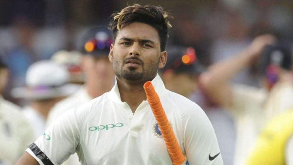 কিন্তু, রান না পেলে ঋষভকে খেলানোর যৌক্তিকতা নেই। এটা ভারতীয় দল পরিচালন সমিতিও জানে। ঋষভ যদি ব্যাট হাতে ভরসাই না দিতে পারেন, তাহলে ঋদ্ধিকে খেলাতে অসুবিধা কোথায়? অন্তত, উইকেটকিপার হিসেবে সেরা লোককেই খেলানো হচ্ছে, এই ভরসাটুকু তাতে থাকে। তবে যিনিই খেলুন, রান চাই ব্যাটে।