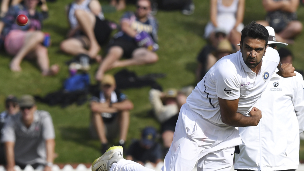 প্রশ্ন হচ্ছে, এই অবস্থায় কি রবীন্দ্র জাডেজাকে খেলানো উচিত? রবিচন্দ্রন অশ্বিন এখন আর ব্যাট হাতে রান পাচ্ছেন না। উপমহাদেশের বাইরে বল হাতেও ফারাক গড়ে দিচ্ছেন, এমন পারফরম্যান্স নেই। সেক্ষেত্রে জাডেজাকে খেলানো যেতেই পারে।