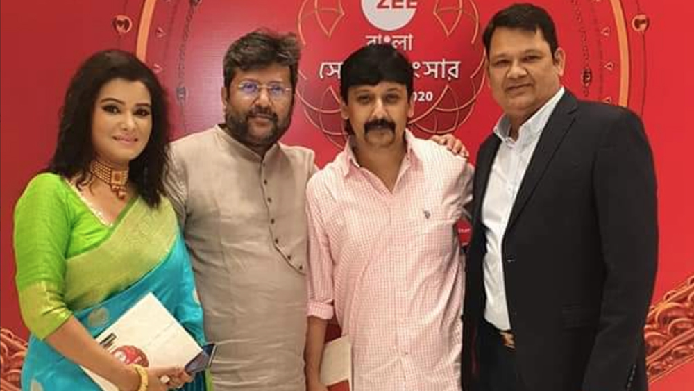 কিন্তু কোন তারকা কেমন লুক-এ গেলেন সেখানে? কে কার পাশে বসলেন? এতে নতুন কোনও রসায়ন উঠে এল কী? রইল ধরা রইল তেমনই কিছু হাসি-হুল্লোড়ের মুহূর্ত।