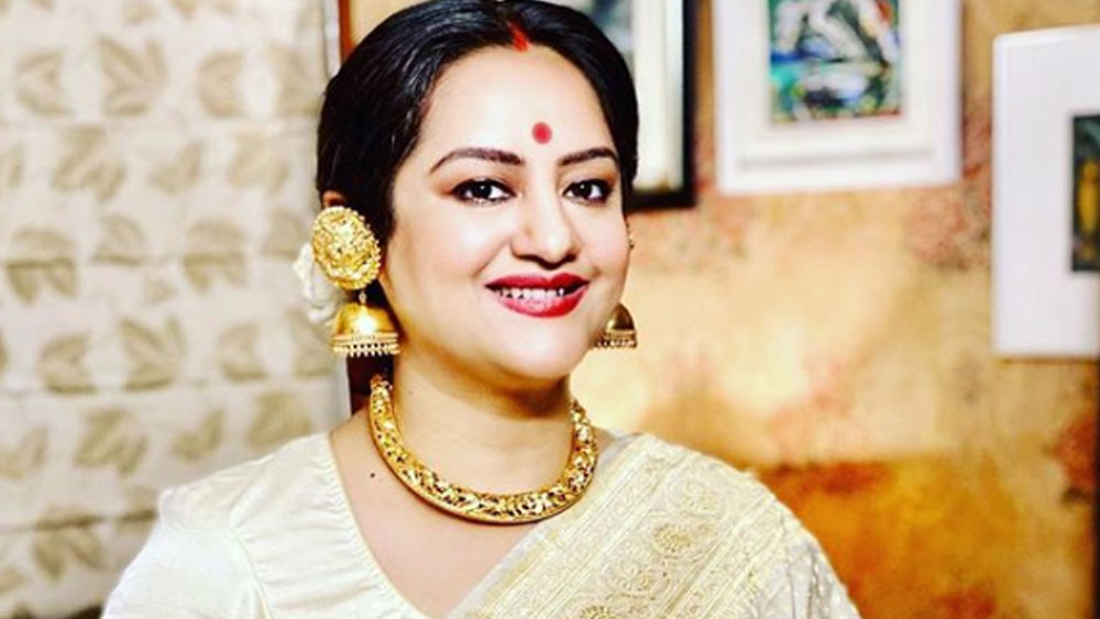 সোনার সংসারে কখনও চিত্রনাট্যকার, কখনও উপদেষ্টা, কখনও গৃহিণী, কখনও বা আরিয়ানের মা। এই উজ্জ্বল সন্ধ্যায় তাঁকে দেখা গেল বাঙালির সাবেকি সাজে। এই সাজেও ছিল সোনার ছোঁওয়া।