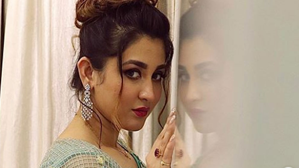 ফাগুন বউ ফুরিয়ে গেলেও তাঁর জীবনে ফাগুন অনন্ত। পাশ্চাত্যে ঢঙের আকাশি গাউনের ছটায় ঐন্দ্রিলাও মাতিয়ে রাখলেন সোনার সংসারের সন্ধে।