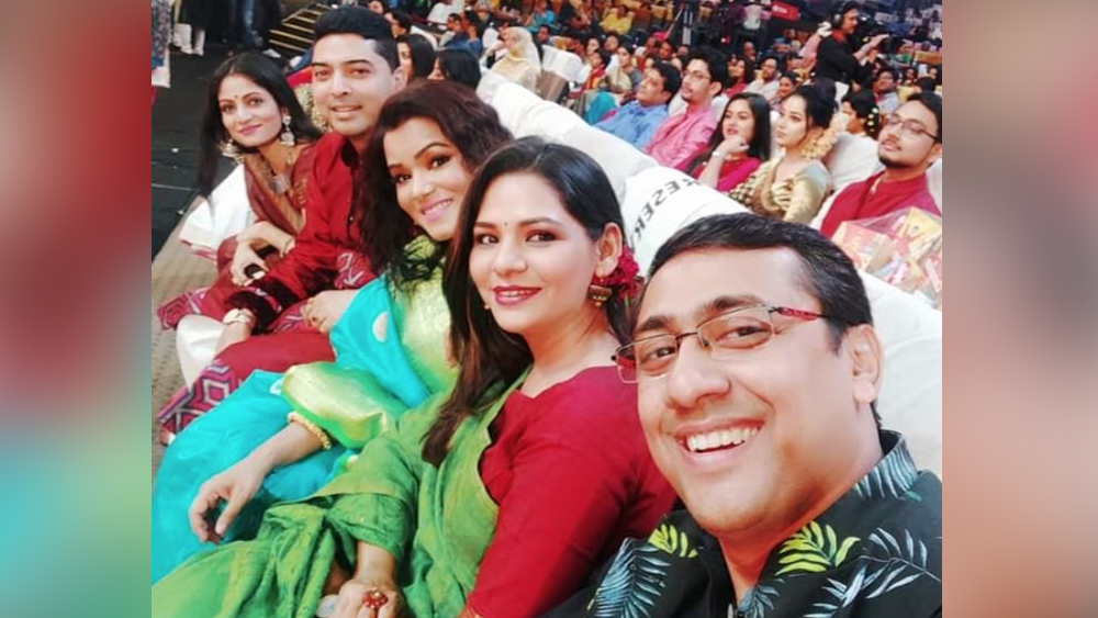 সোনার সংসারের সন্দে য়েন চাঁদের হাট! সুদীপ্তা, শুভ্রজিৎ, ভাস্বর, সোনালী— কে নেই! জমাটি আড্ডা আর গল্পগাছায় তাঁরাও মশগুল।