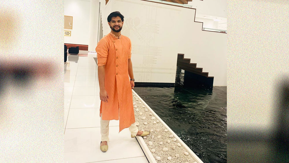 কৃষ্ণকলি-র ‘নিখিল’-কে দেখা গেল গেরুয়া পা়ঞ্জাবি ও চুড়িদারে। বাঙালি সাজে প্রিয় সংসারকে সময় দিলেন তিনি।