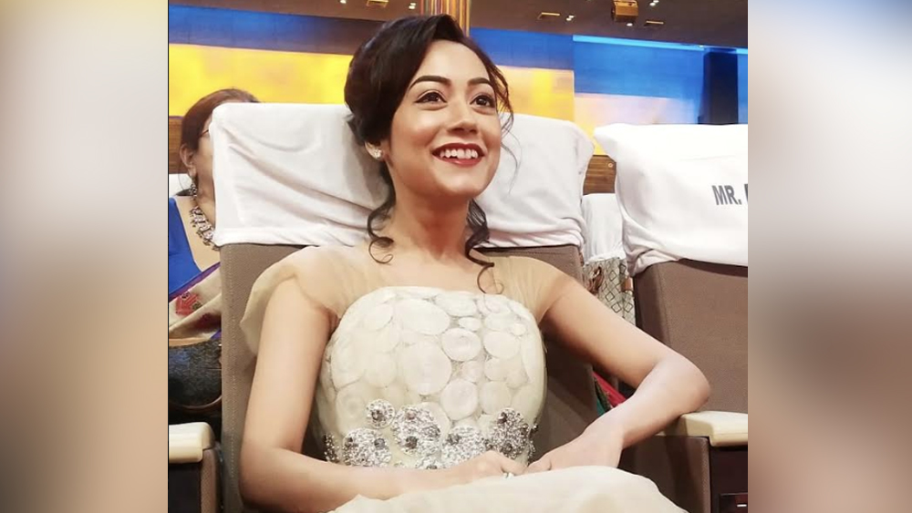 ‘সাত ভাই চম্পা’-র প্রমিতা চক্রবর্তী ইতিমধ্যেই টেলিভিশনের জনপ্রিয় মুখ। পাশ্চাত্য গাউনে প্রমিতাও ভাসলেন সহকর্মীদের সঙ্গে হাসি-মশকরায়।