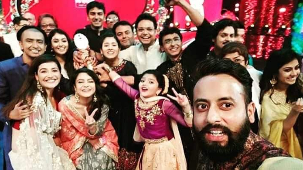 সোনার সংসারে টিম রাসমণিকে দেখা গেল একেবারে আলাদা মেজাজে। সব সদস্যরা একসঙ্গে ছবিও তুললেন।