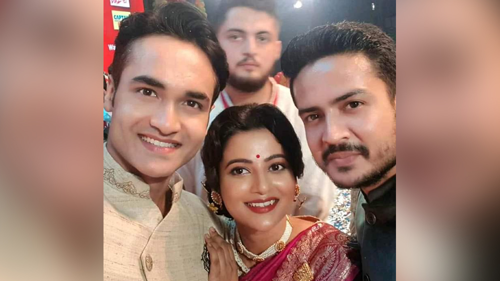 শুধু রাসমণি-ই নয়, ধ্রুব কিন্তু আড্ডা দিলেন ঊষসী রায়ের সঙ্গেও। বন্ধুরা মিলে তুললেন ছবিও।