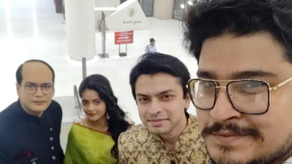 টিম নেতাজি-র নিজস্ব ছবিতে কিন্তু অভিষেককে দেখা গেল নেতাজির মেক আপেই। তবে প্রত্যেকের মুখের হাসি বলে দিচ্ছিল পরিবারের রিপোর্ট কার্ডে খুশি তাঁরা।