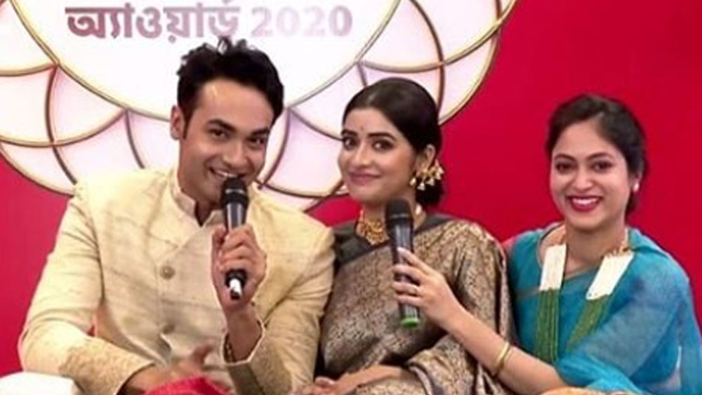 ধারাবাহিকের পুত্র ও পুত্রবধূর সঙ্গে এ দিন খোশমেজাজে দেখা গেল প্রভাবতী দেবী ওরফে বাসবদত্তাকেও। নেতাজির মায়ের চরিত্রে অভিনয় করে ইতিমধ্যেই বেশ সাড়া ফেলে দিয়েছেন তিনি।