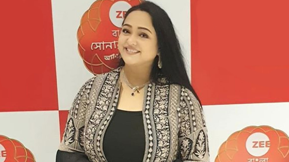 আজ না হয় জি সংসারের রান্নাঘর সামলাচ্ছেন, কিন্তু জি –এর সঙ্গে অপরাজিতার সম্পর্ক বহু পুরনো ও মধুর। পশ্চিমী কালো পোশাকে তিনিও ছিলেন অম্লান।