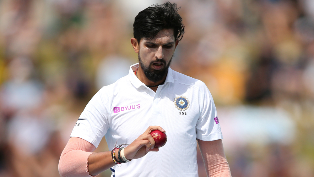 ইশান্ত শর্মার বোলিং যেমন ইতিবাচক দিক। ওয়েলিংটনে প্রথম টেস্টে পাঁচ উইকেট নিয়েছিলেন তিনি। ২০১৮ সালের গোড়া থেকে ধরলে মাত্র ১৯ গড়ে ৭১ উইকেট নিয়েছেন দিল্লির পেসার। এখনও পর্যন্ত কেরিয়ারে ২৯৭ উইকেট নিয়েছেন তিনি। তার মধ্যে ৯৮টি ভারতে। মানে, অধিকাংশ উইকেটই তিনি নিয়েছেন দেশের বাইরে।