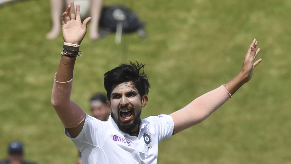 অস্ট্রেলিয়ায় ভারতের শেষ সফরে তিন টেস্টে মাত্র ২৩ গড়ে ১১ উইকেট নিয়েছিলেন ইশান্ত। নিউজিল্যান্ডেও ছন্দে দেখিয়েছে তাঁকে। চোট সারিয়ে এসেই ফর্মে বল করেছেন তিনি। যা কোহালিকে নিশ্চয়ই স্বস্তি দিচ্ছে। ৩১ বছর বয়সি ইশান্তের থেকে ক্রাইস্টচার্চ টেস্টেও এমন পারফরম্যান্স দেখতে চাইছে ভারতীয় দল।