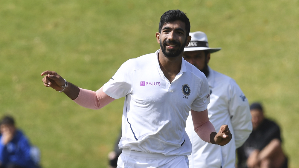 কিন্তু একা ইশান্ত যে টেস্ট জেতাতে পারবেন না, তা দেখা গিয়েছে ওয়েলিংটনেই। আর সেই কারণেই যশপ্রীত বুমরার ভূমিকা গুরুত্বপূর্ণ হয়ে উঠছে। চোট সারিয়ে ওঠার পর পুরনো মেজাজে বল করতে পারছেন না তিনি। ছয় ওয়ানডে ম্যাচে ২৮৭ রান দিয়ে নিয়েছেন মোটে একটি উইকেট। ডেথ ওভারে বিশ্বের ভয়ঙ্করতম বোলার মোটেই দেখাচ্ছে না তাঁকে।