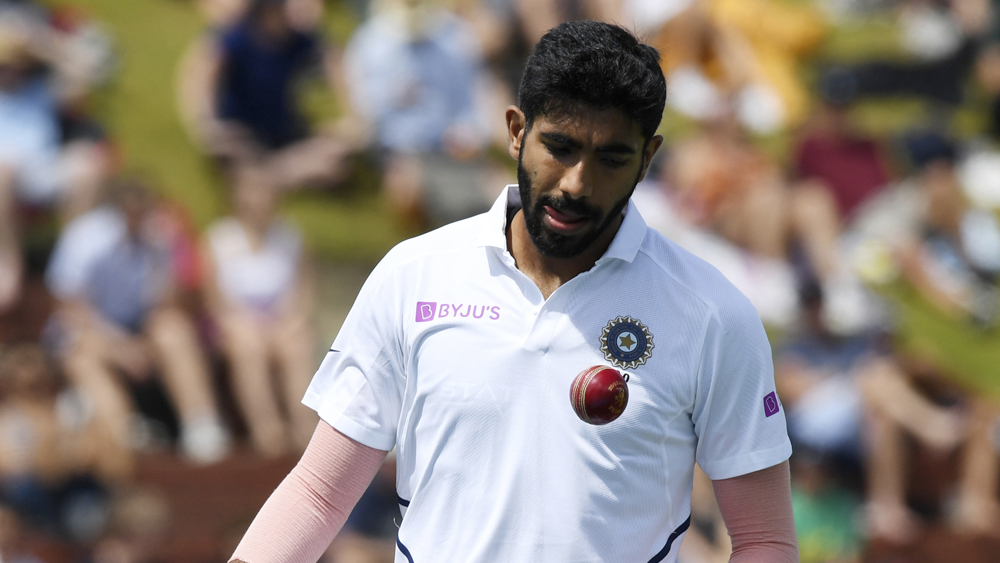 ওয়েলিংটনে পেস সহায়ক পরিবেশেও একটার বেশি উইকেট তিনি পাননি। টিম সাউদি, ট্রেন্ট বোল্ট বা ইশান্ত শর্মার মতো যে কোনও সময় উইকেট আসতে পারে, এমন বোলারও দেখায়নি তাঁকে। চোট সারিয়ে ফিরছেন বলে হয়তো সময় লাগছে। কিন্তু ভারতকে দ্বিতীয় টেস্ট জিততে হলে বুমরাকে বিধ্বংসী হয়ে উঠতেই হবে।