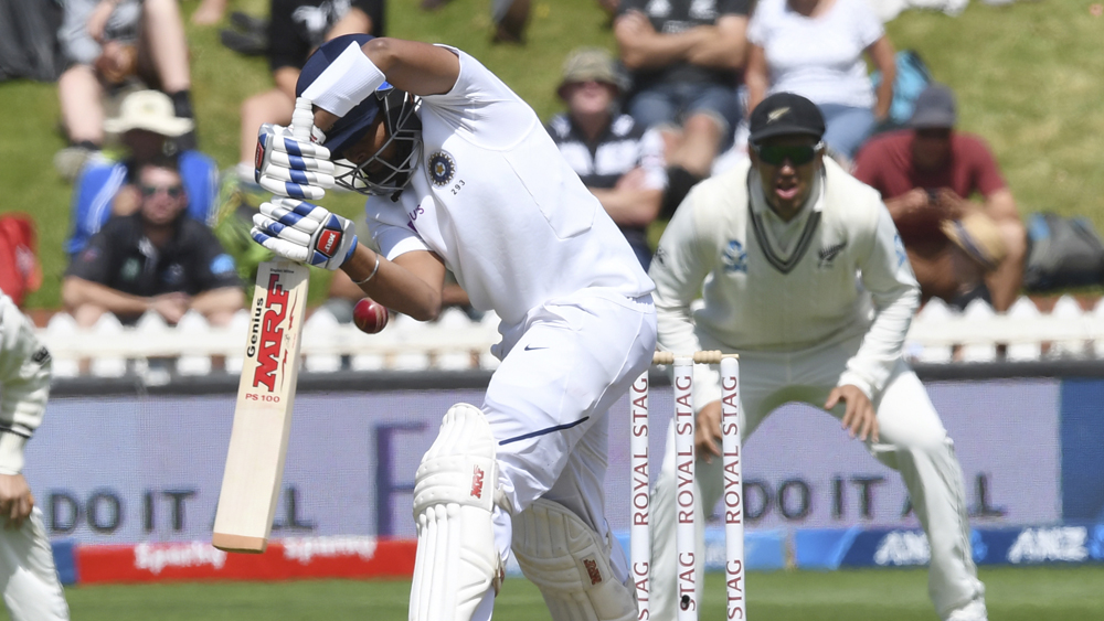 অধিনায়ক বিরাট কোহালি ভরসা রাখার কথা বলেছেন পৃথ্বী শ-র উপর। কিন্তু, ভরসা রাখতে গিয়ে তো আর ম্যাচ হারা যায় না। তিন ম্যাচের ওয়ানডে সিরিজে ব্যর্থ হয়েছিলেন তিনি। ওয়েলিংটন টেস্টে সিম-সুইং কন্ডিশনে তাঁর টেকনিকের দুর্বলতা ধরাও পড়ে গিয়েছে। ক্রিকেটমহলে প্রশ্ন উঠছে, এই ধরনের পরিবেশে ওপেনিং করার ক্ষমতা তাঁর আছে তো!
